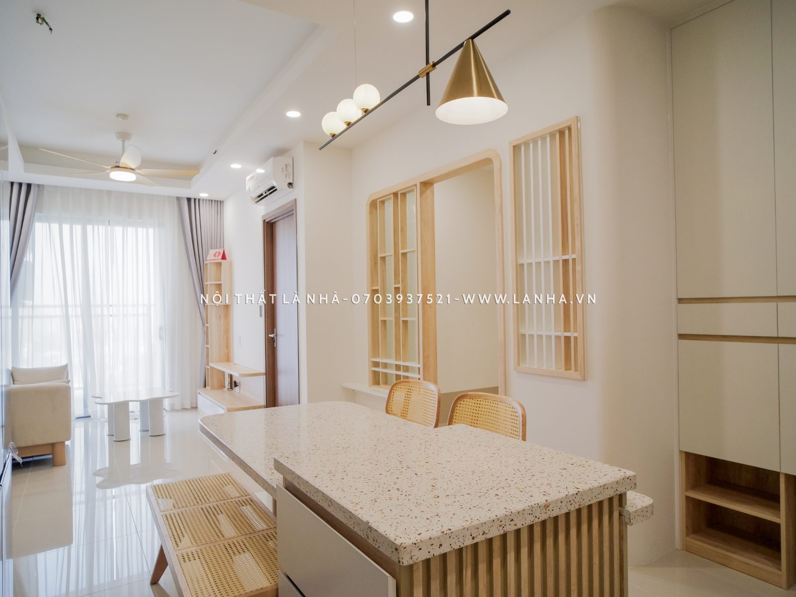 Phòng khách liền bếp sử dụng đồ nội thất bằng tre nứa