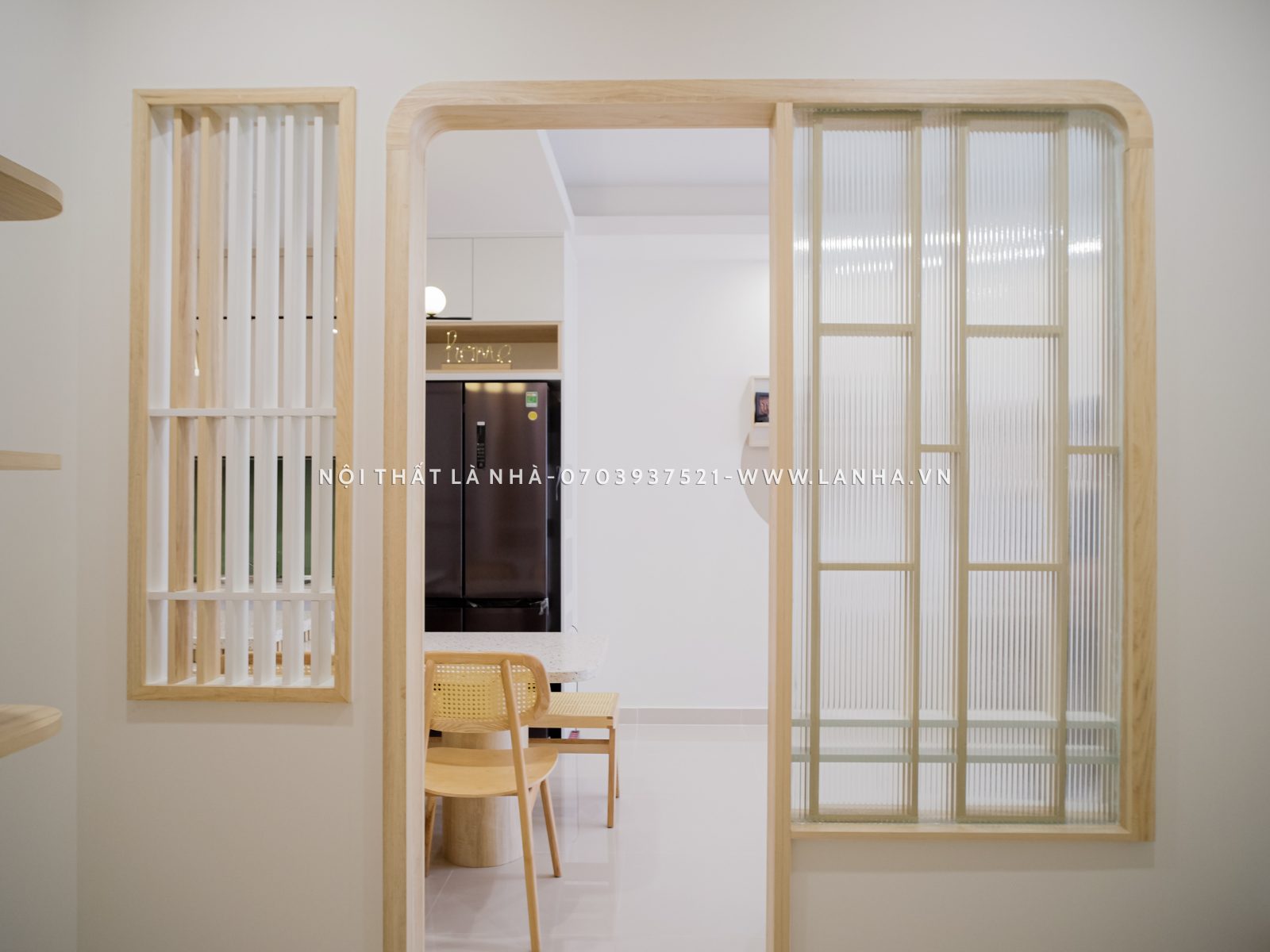 Vách tường ngăn cách phòng khách và okking
