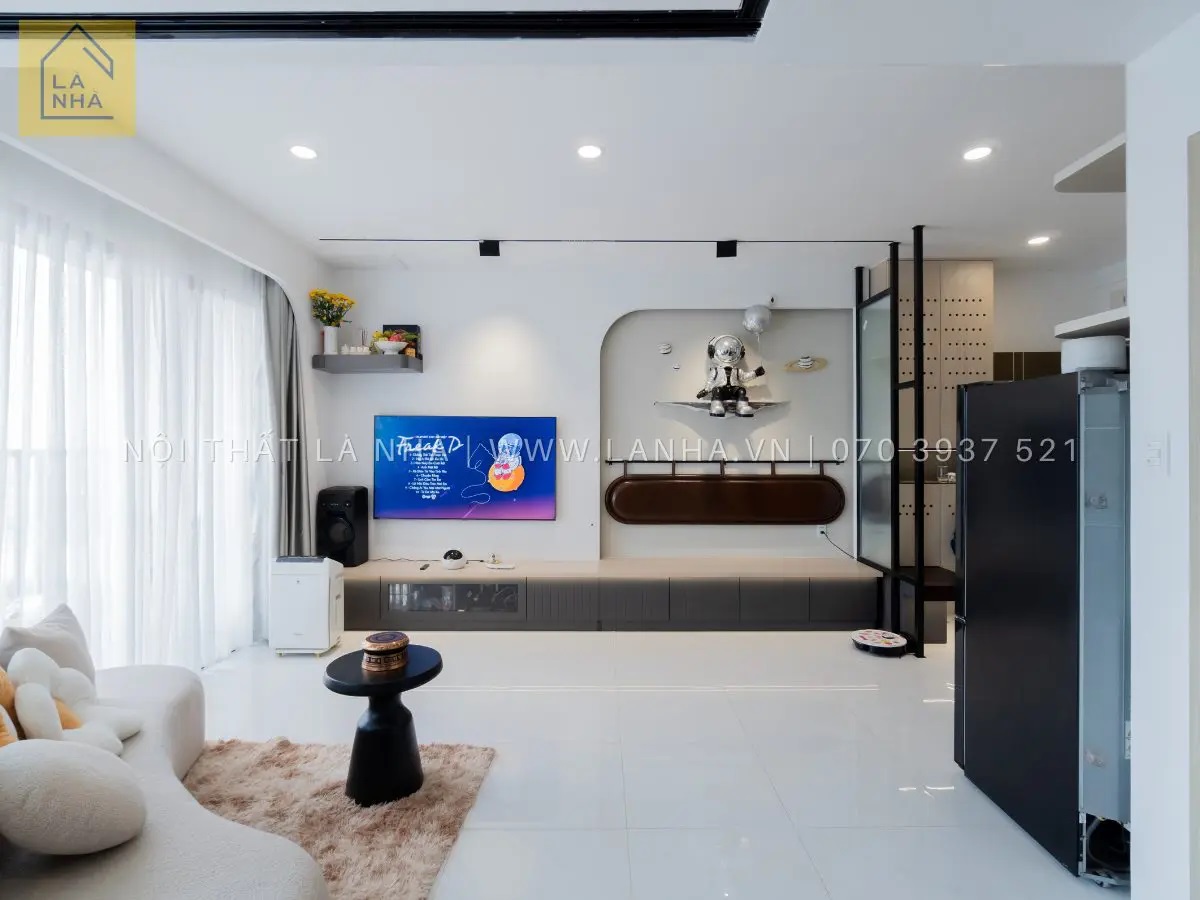 Sử dụng màu sắc tươi sáng như trắng, xám, đen và nâu để tạo nền cho okking.con