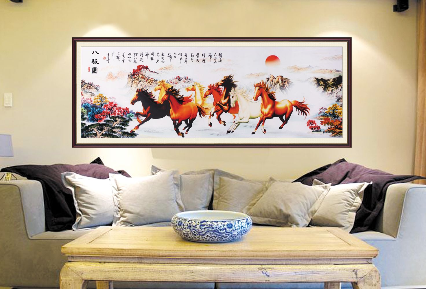 Lựa chọn tranh với màu sắc phù hợp với màu tổng thể của phòng
