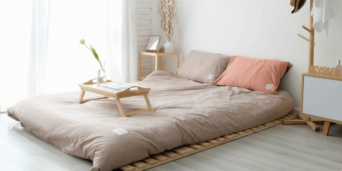 Sắp xếp gối trên giường theo kiểu Hàn Quốc, thường là gối hình vuông và có vỏ