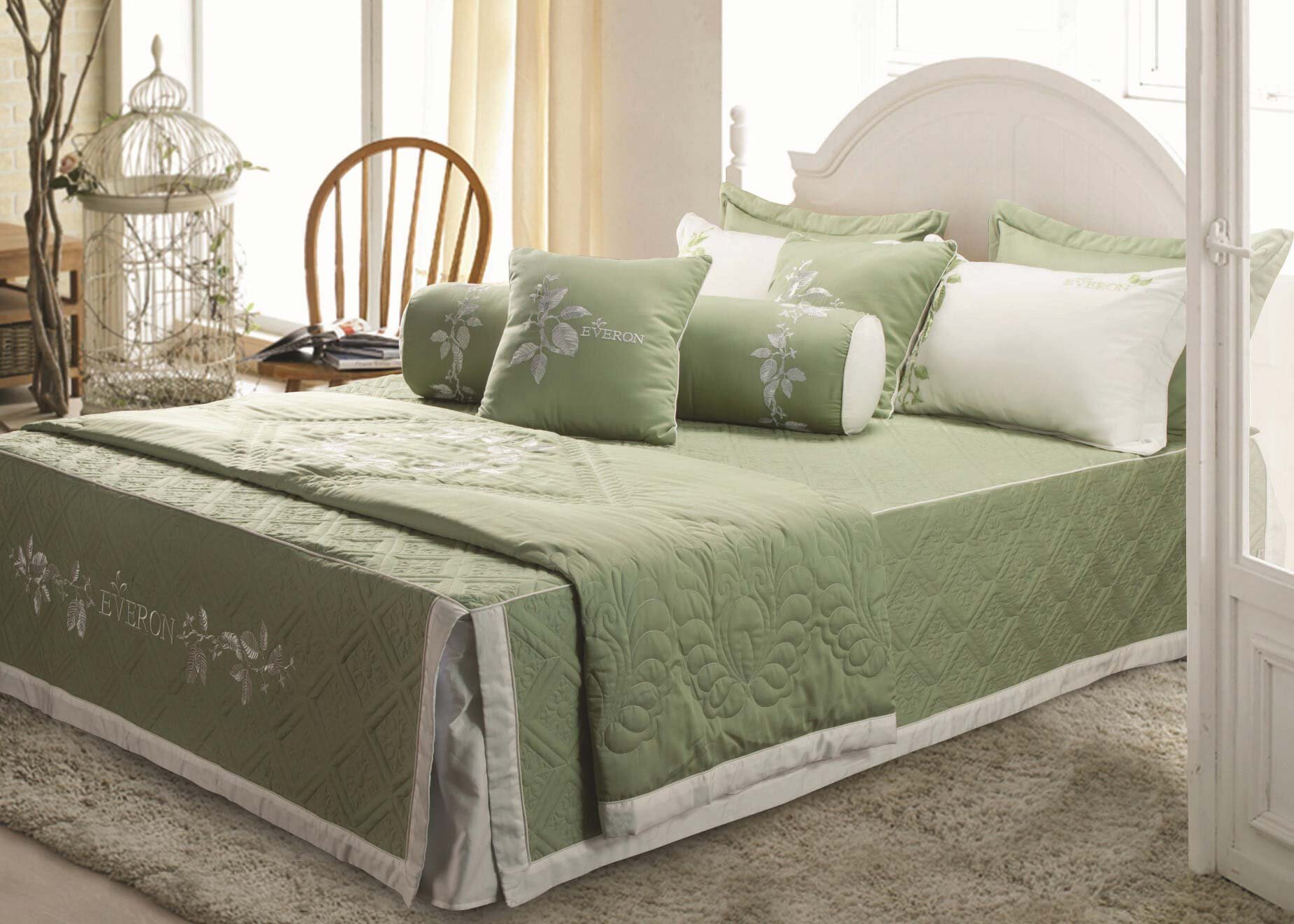 Tone màu pastel nhẹ nhàng giúp tăng tính lãng mạn cho okking vợ chồng