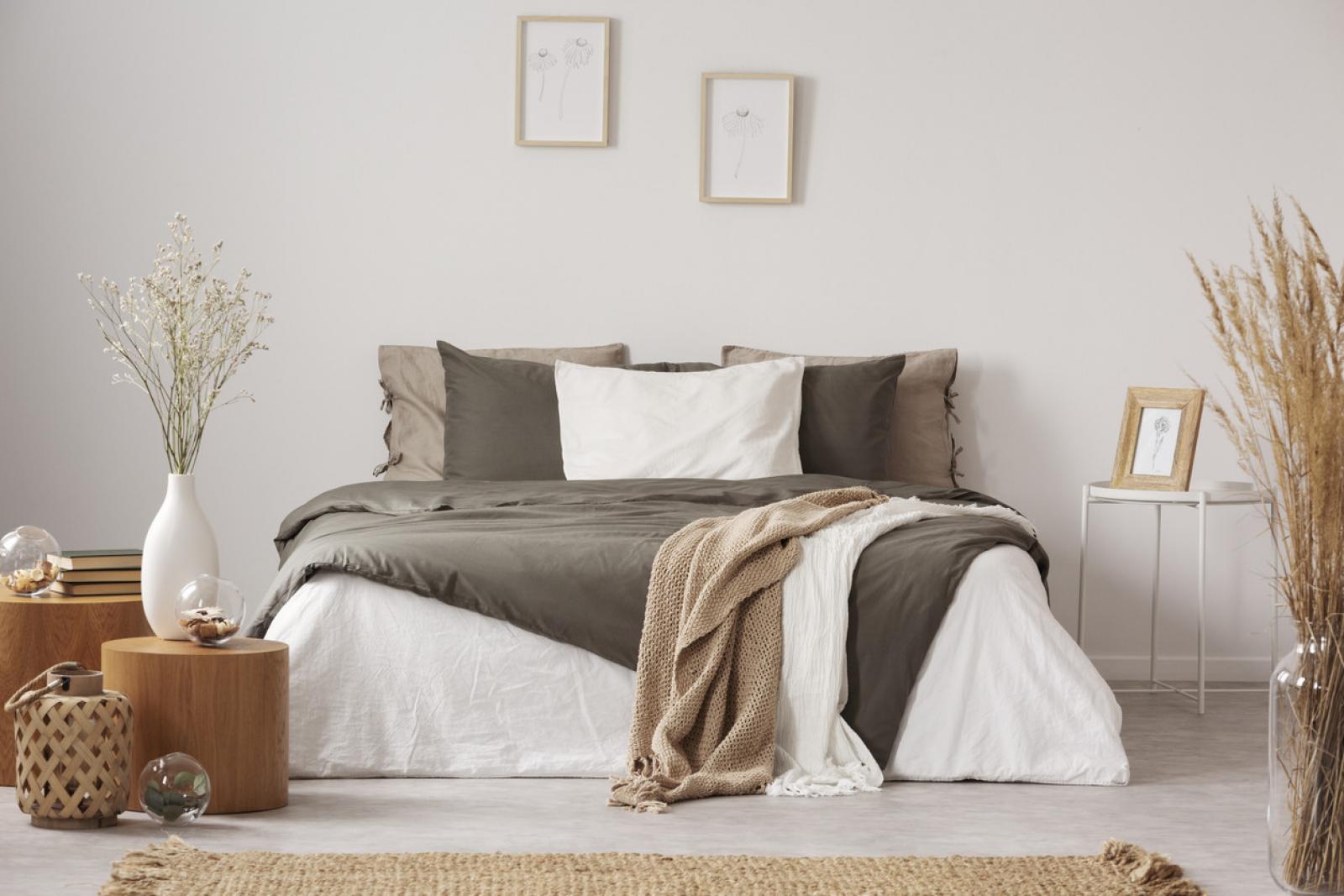 Chăn ga với màu sắc ấn tượng sẽ tạo điểm nhấn cho okking