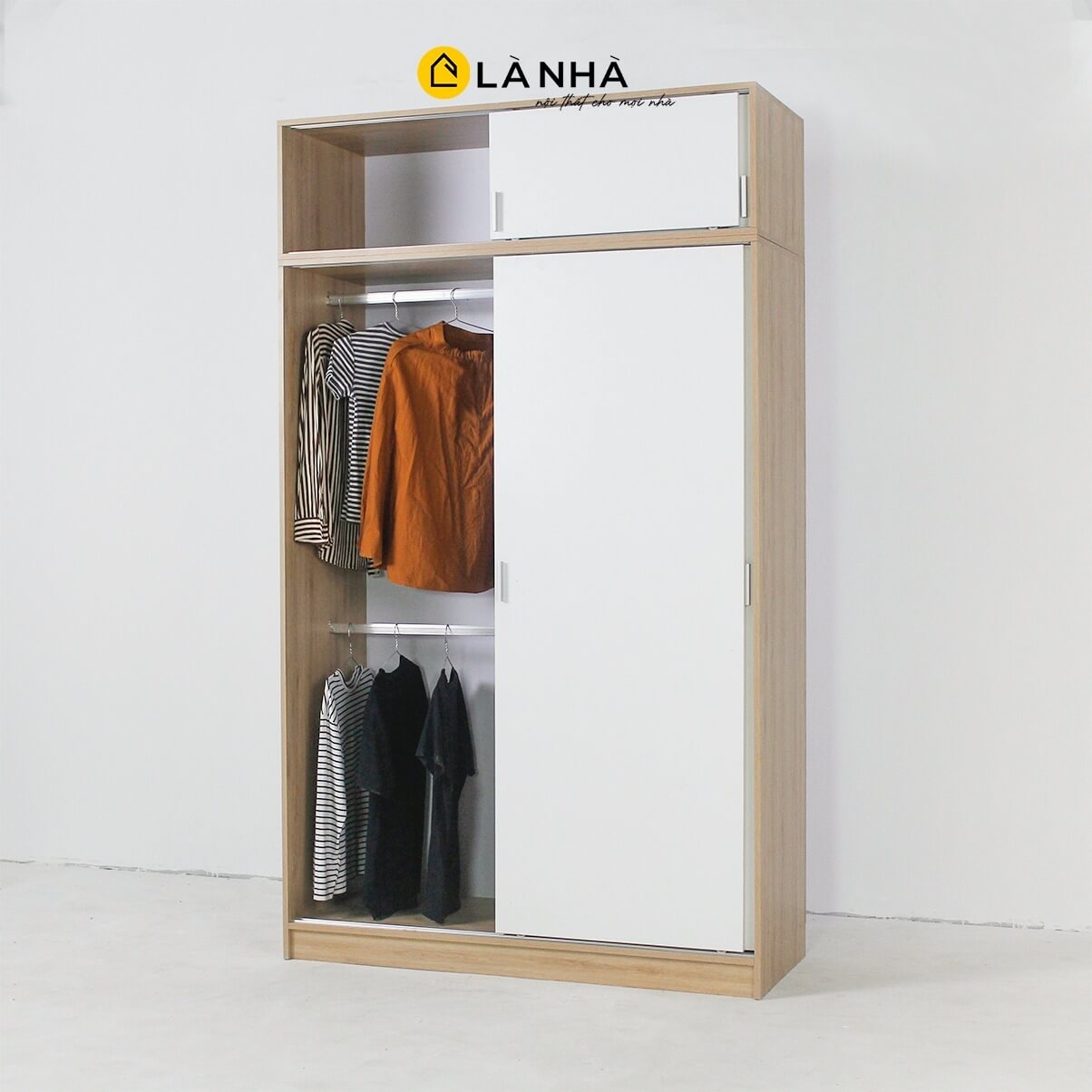 Tủ quần áo cánh lùa màu gỗ kết hợp cửa trắng đơn giản, nhỏ gọn