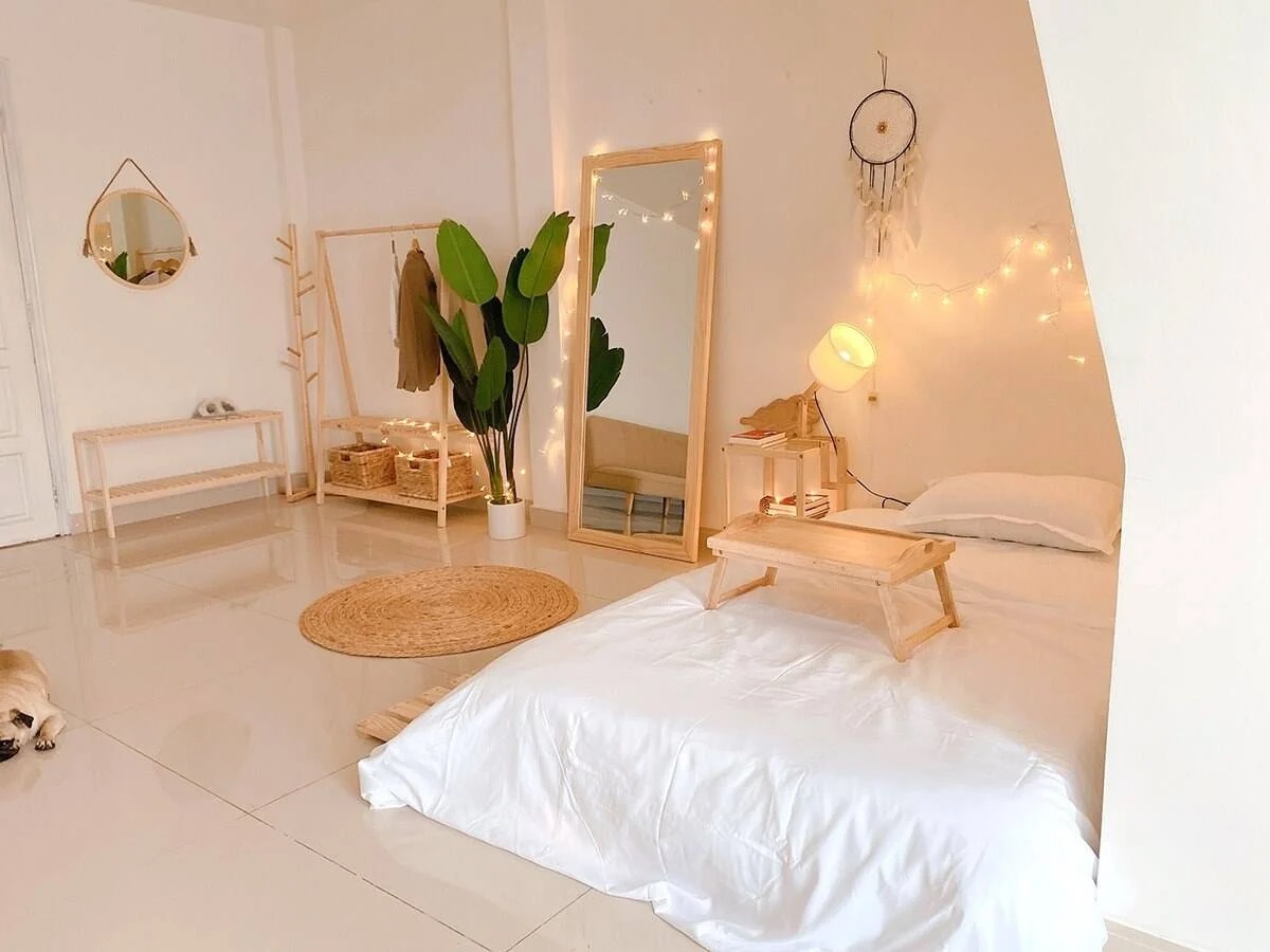 Thêm các đồ trang trí như gương và các phụ kiện như hoa, vật trang trí hình dáng đáng yêu.