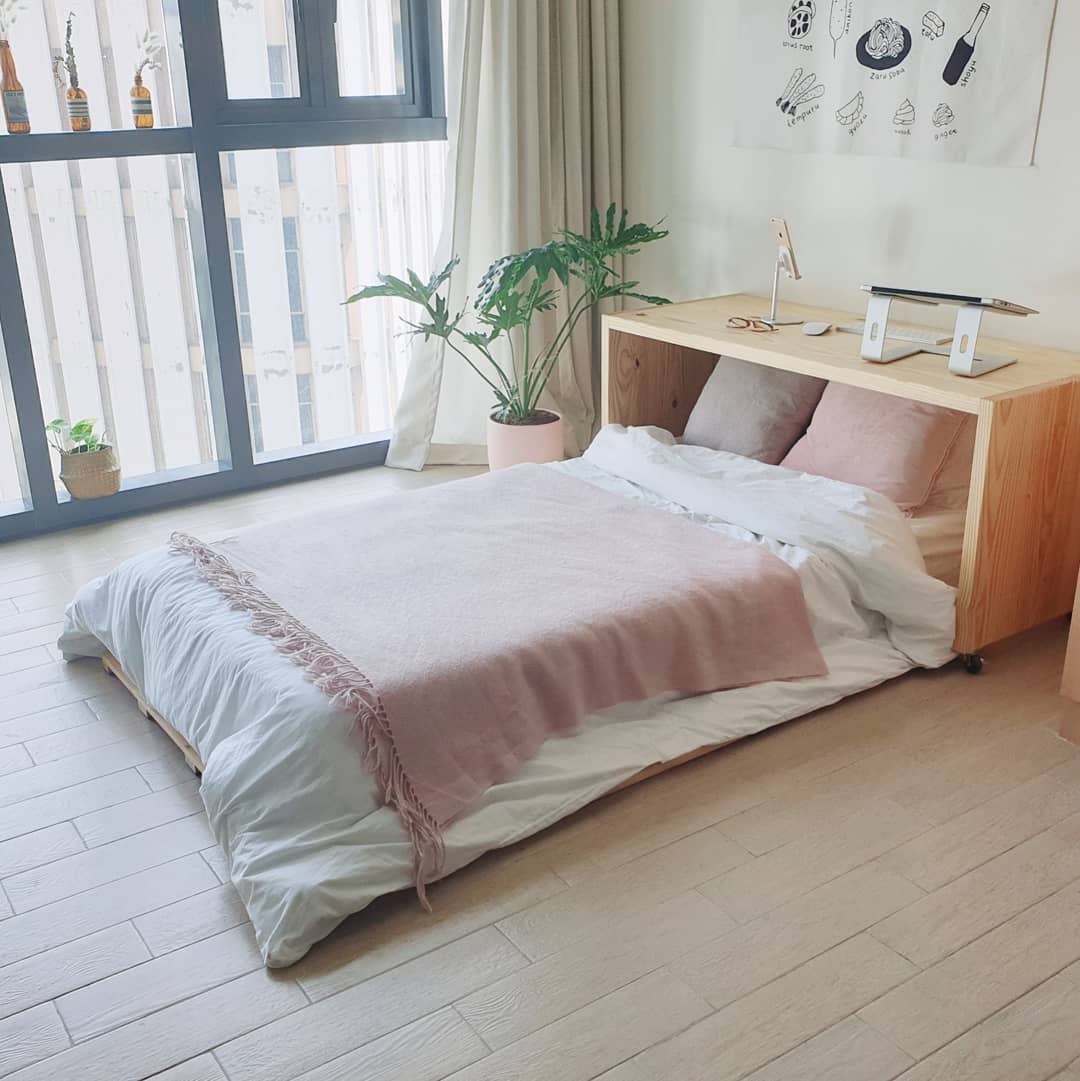 Sử dụng bộ ga trải giường và chăn gối có chất liệu và màu sắc tương thích với gam màu chủ đạo