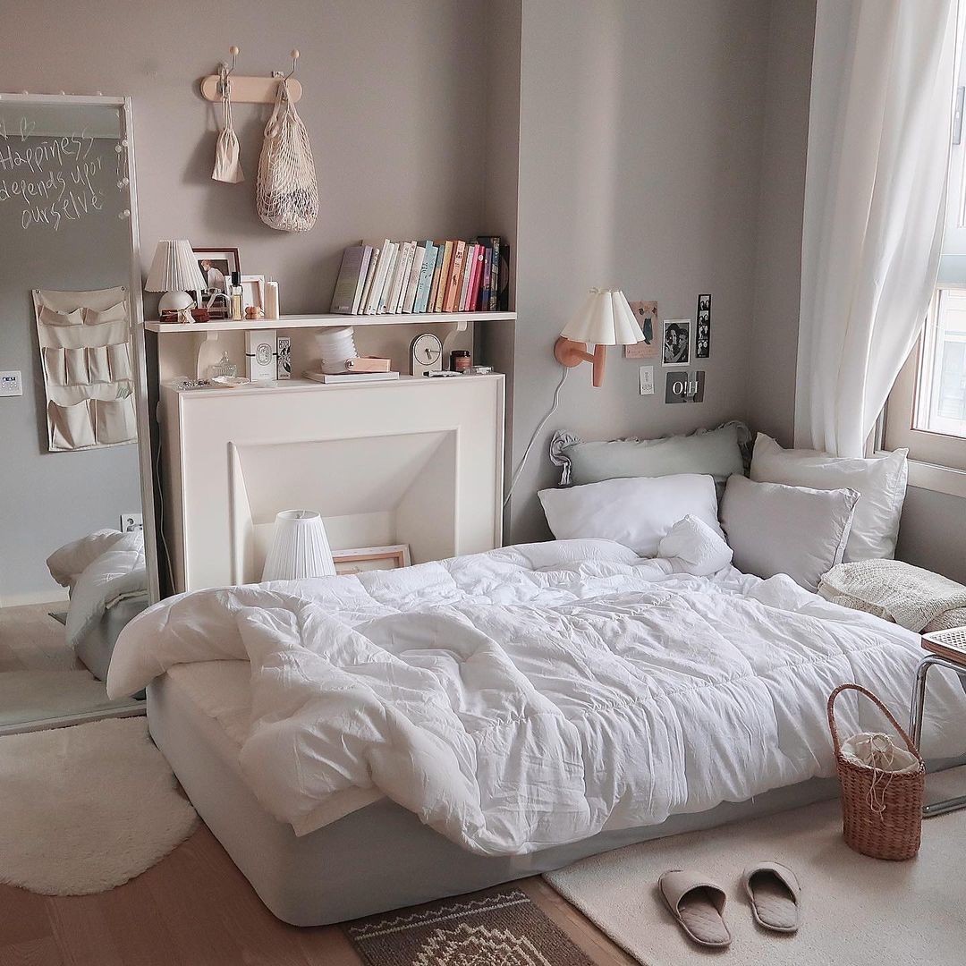 Tận dụng kệ sách và nội thất treo là một cách tuyệt vời để tối ưu hóa okking.con trong okking Hàn Quốc và tạo sự gọn gàng, sạch sẽ