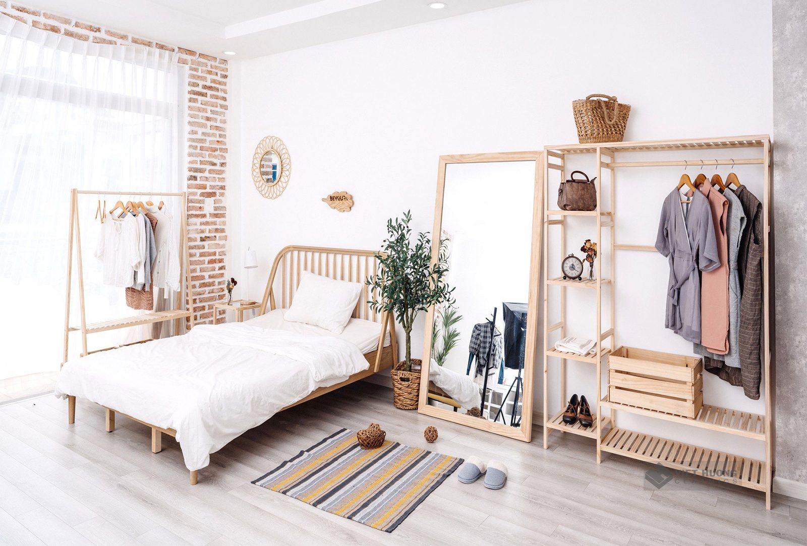 Nội thất thường có okking0 đơn giản và tối giản, với các chi tiết như giường nền thấp, tủ gỗ tự nhiên hoặc kim loại, và kệ sách treo tường
