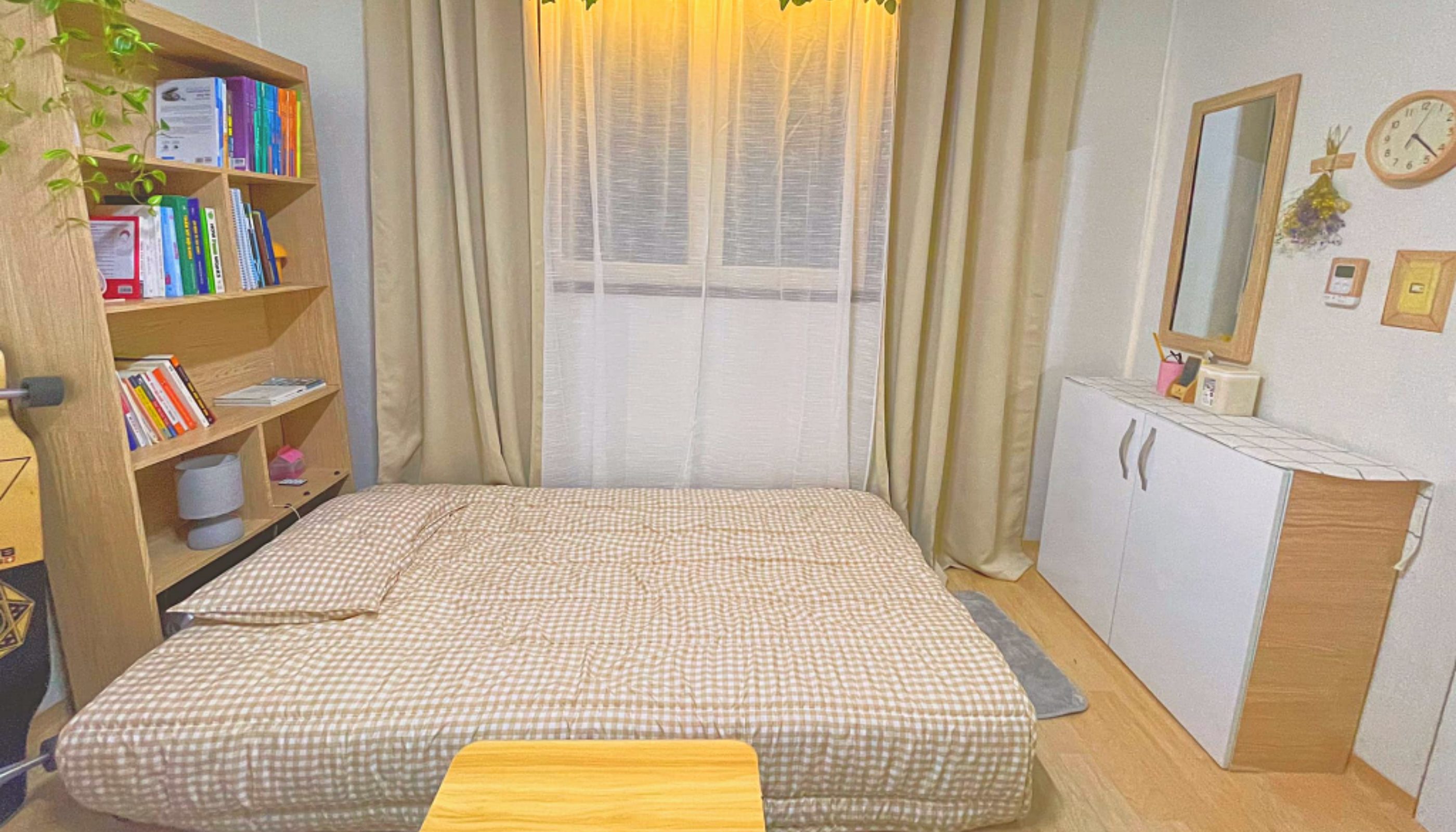 Lựa chọn chăn và gối cũng thường sử dụng chất liệu mềm mại như cotton hoặc satin để tạo cảm giác êm ái, thư giãn