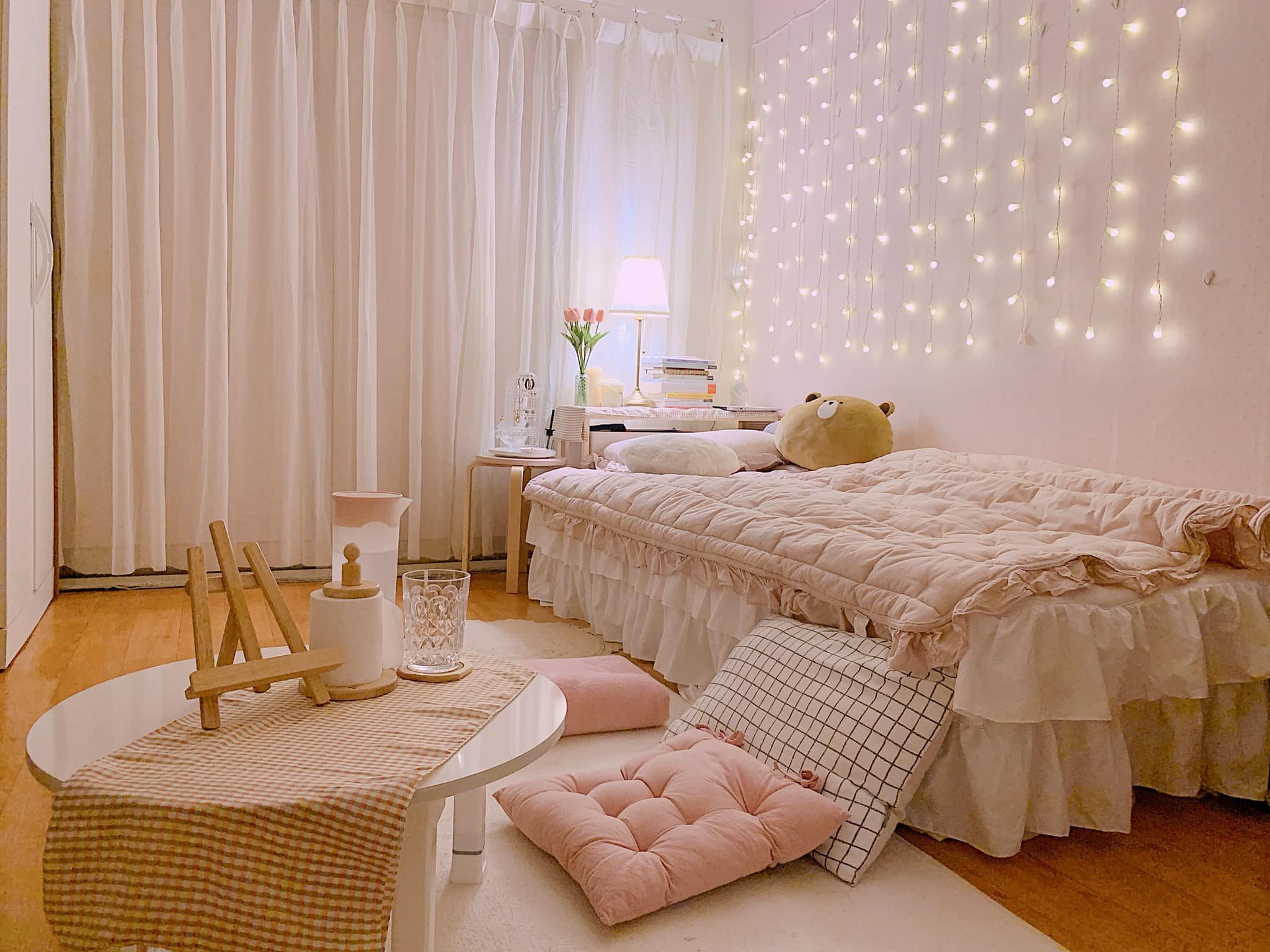 Sử dụng đèn trang trí có okking0 đẹp và màu sắc phù hợp với gam pastel
