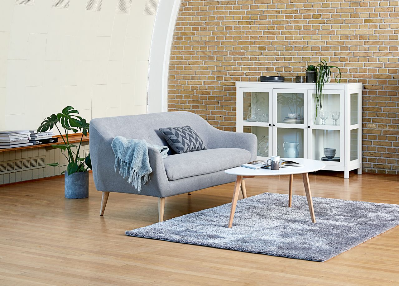 Kết hợp giữa các loại vật trang trí truyền thống với các chi tiết đương đại để tạo ra sự cân bằng giữa cổ điển và hiện đại