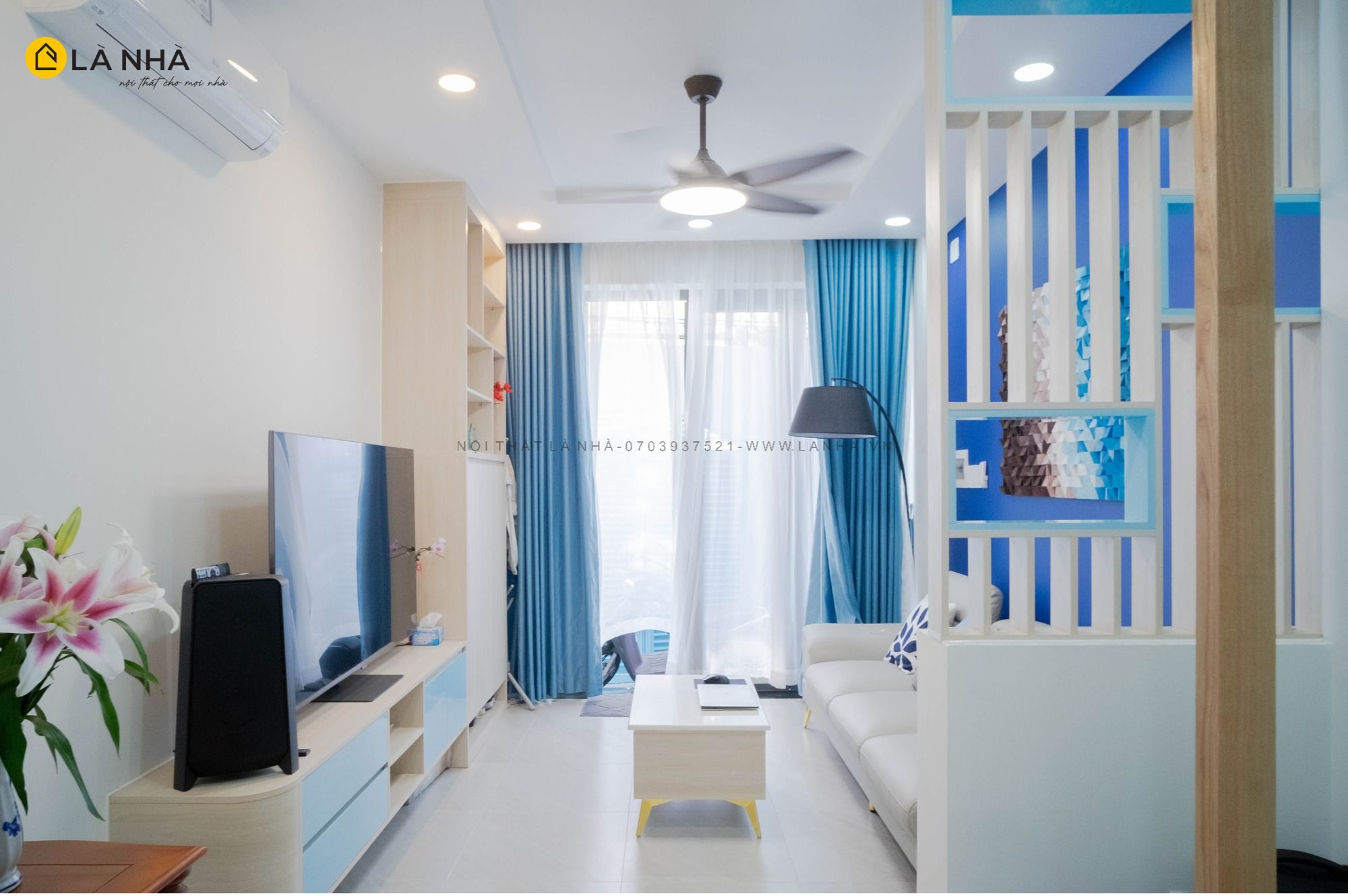 Ghế sofa nhỏ gọn, bàn trà thấp và kệ sách treo tường có thể giúp tiết kiệm diện tích cho phòng khách nhà ống 20m2