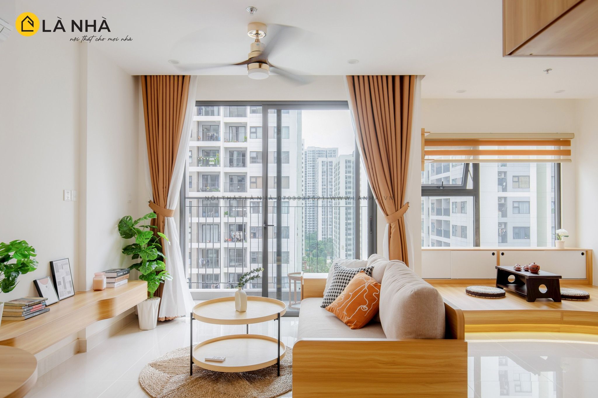 Tận dụng tối đa ánh sáng tự nhiên từ cửa sổ, cửa chính phòng khách