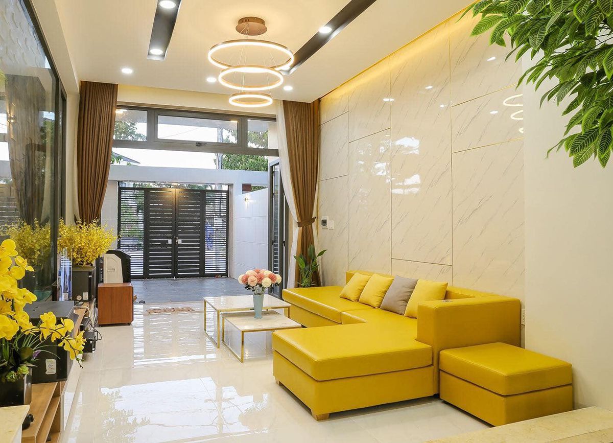 Đèn bàn và đèn treo có thể giúp tạo ánh sáng tốt trong okking.con nhỏ