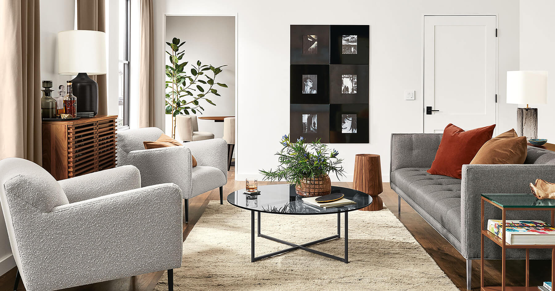 Sử dụng góc tường bằng cách đặt kệ sách treo tường hoặc bàn làm việc gắn vào tường để tạo sự tận dụng okking.con