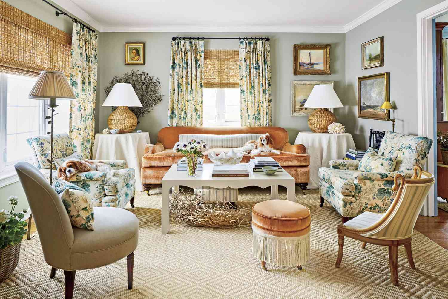 Decor Phong Khach Sử dụng tranh trừu tượng đa dạng màu sắc để tạo điểm nhấn trong phòng khách
