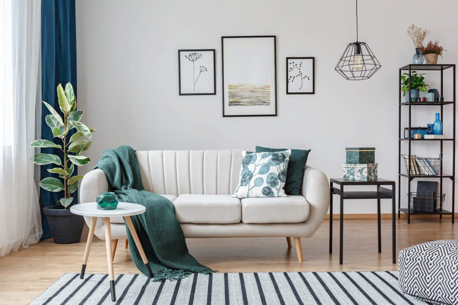 Chọn một chiếc sofa nhỏ hoặc sofa góc có kích thước phù hợp với diện tích của phòng khách