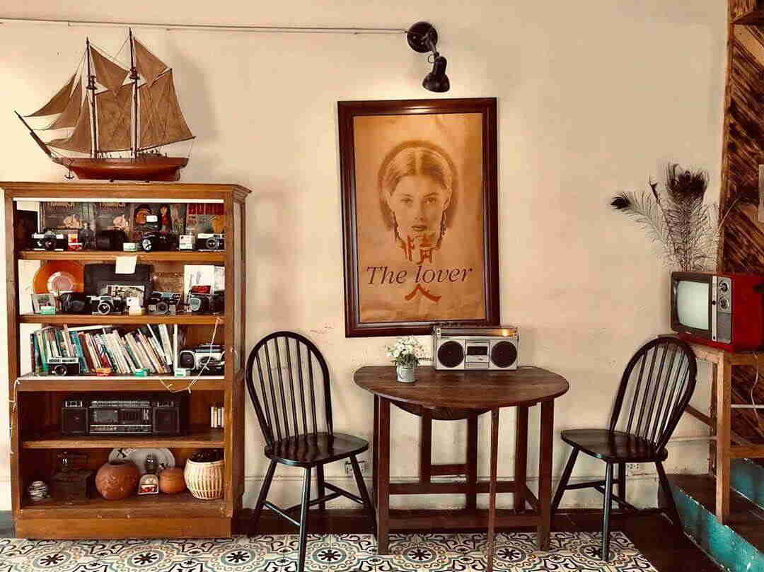 Trang trí bức tường với các bức tranh hoặc tranh vẽ cổ điển hoặc vintage để tạo sự nổi bật và thú vị