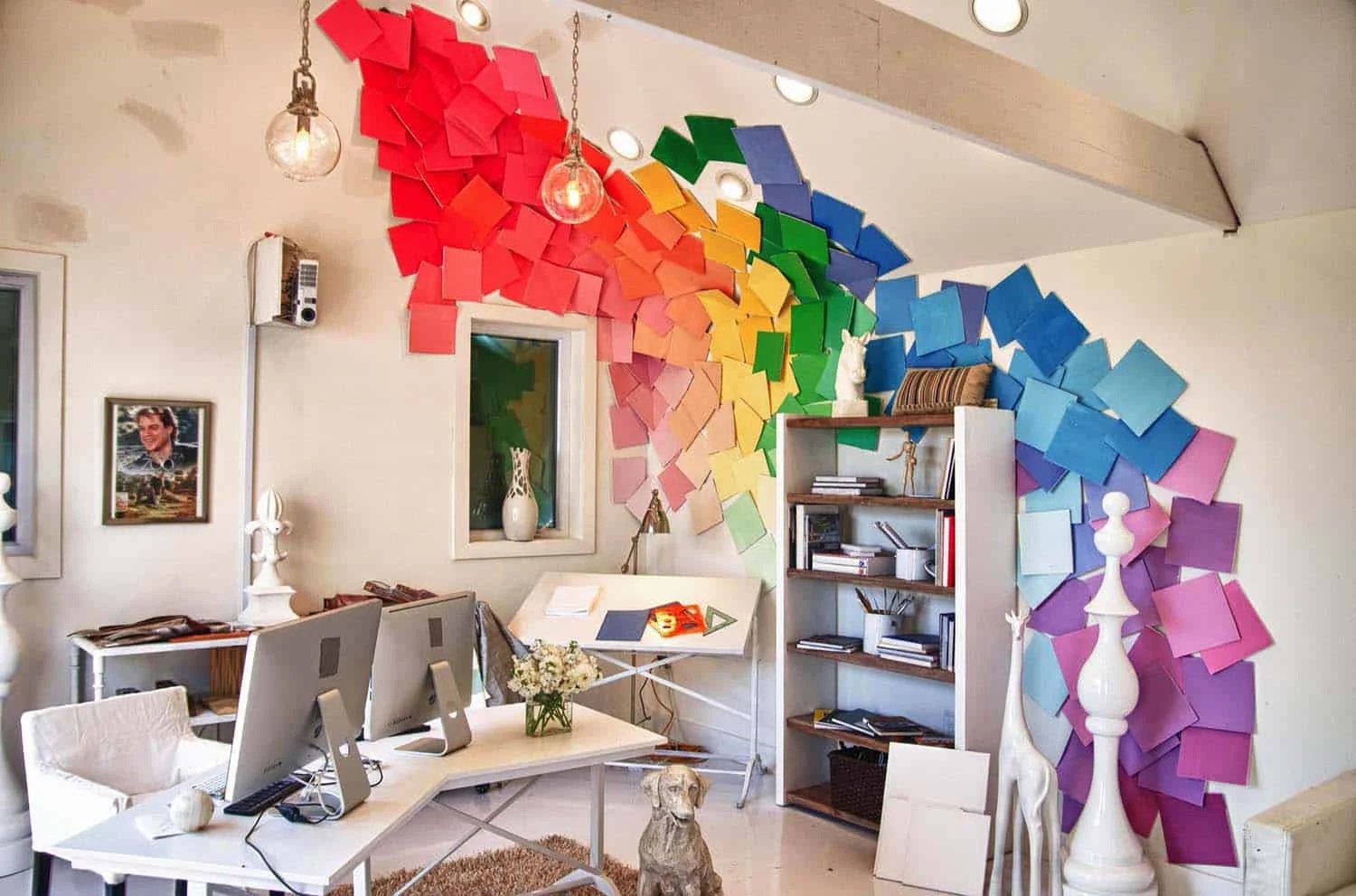 Decor phòng làm việc phá cách bằng những giấy ghi chú đầy màu sắc