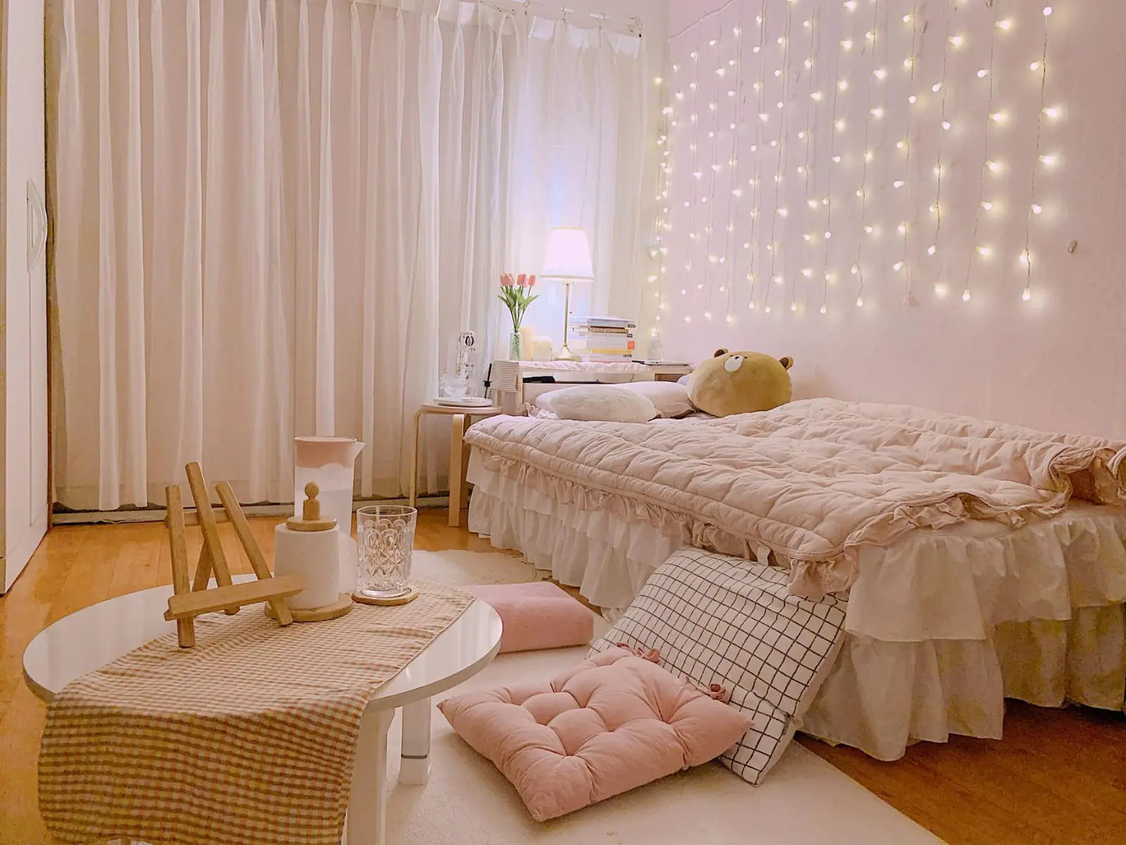 Kết hợp rèm cửa với phụ kiện trang trí như gấu bông, gối tự nhiên hoặc cây cảnh để tạo okking.con thêm thoải mái và ấm áp