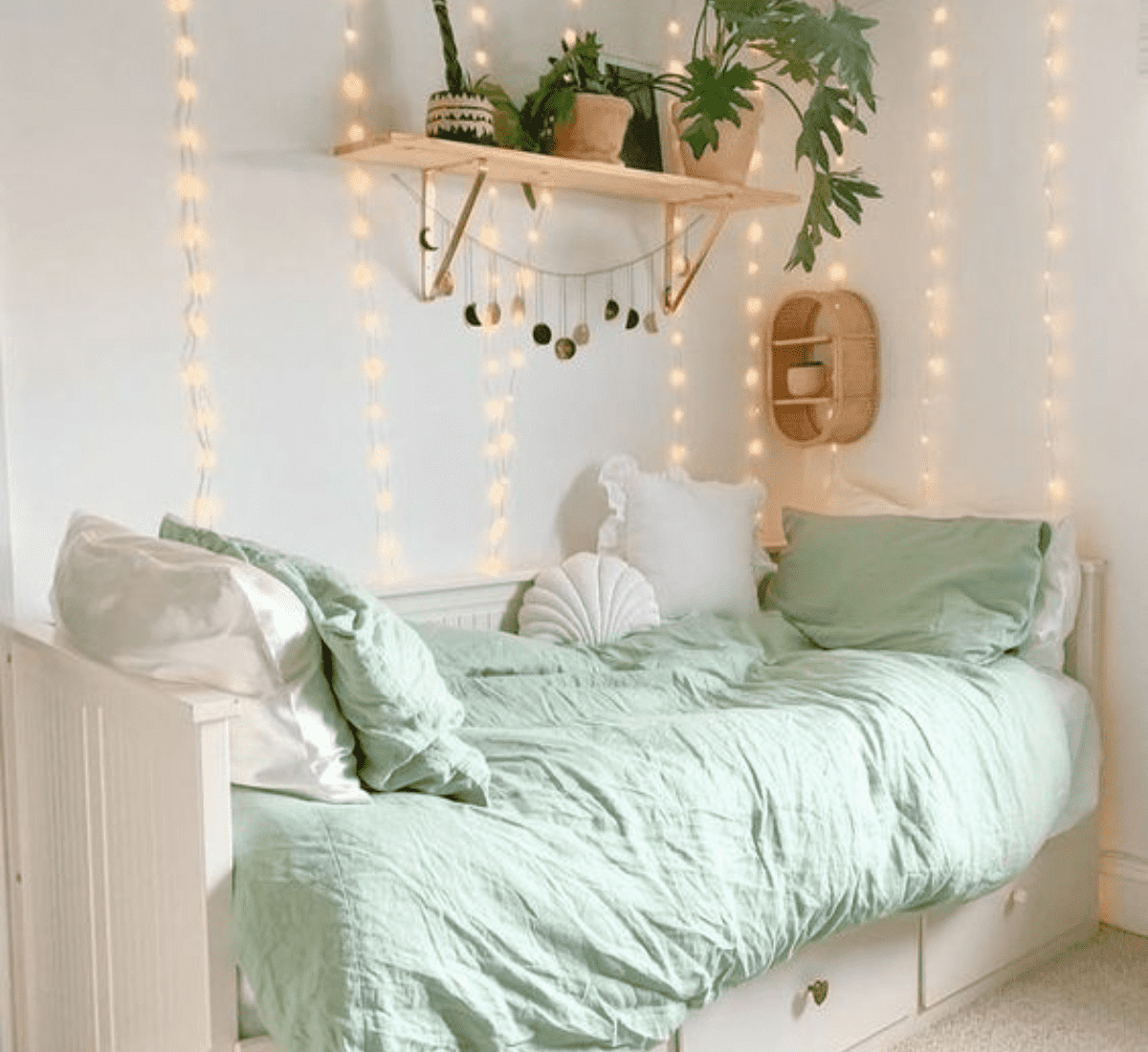 Sử dụng đèn treo tường với okking0 nghệ thuật hoặc độc đáo để tạo điểm nhấn nghệ thuật trên tường