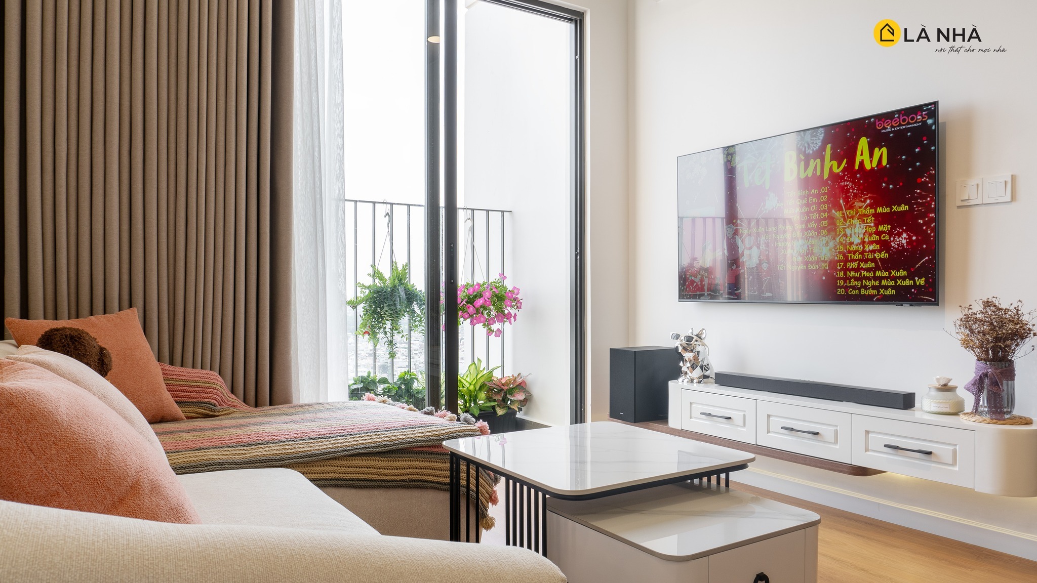 Trang trí cây và hoa giúp okking.con sống gần gũi với thiên nhiên