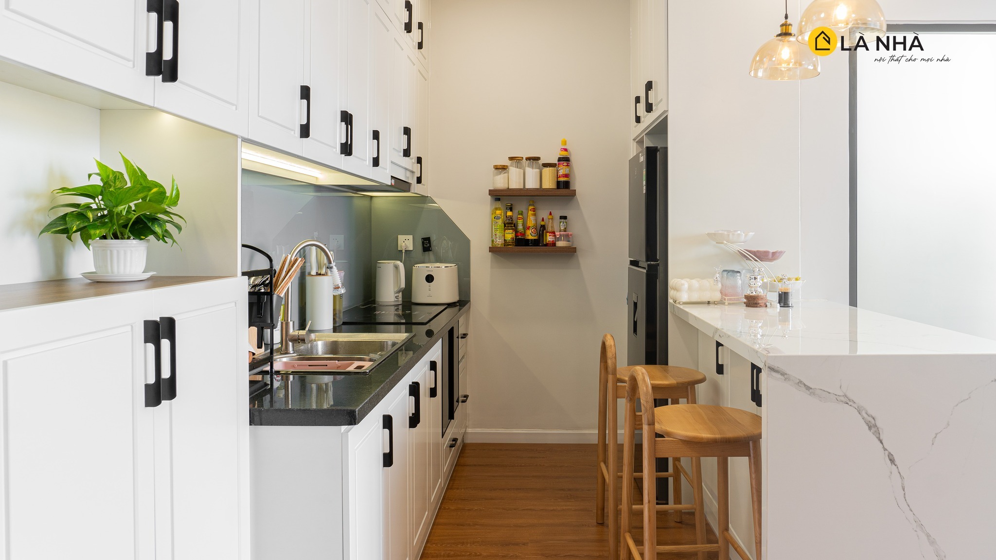 Tủ bếp trên và dưới màu trắng hiện đại
