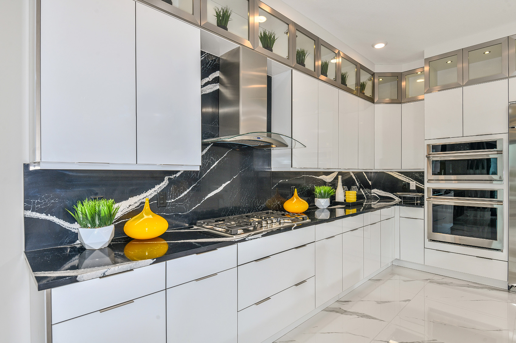 Tủ bếp acrylic là gì