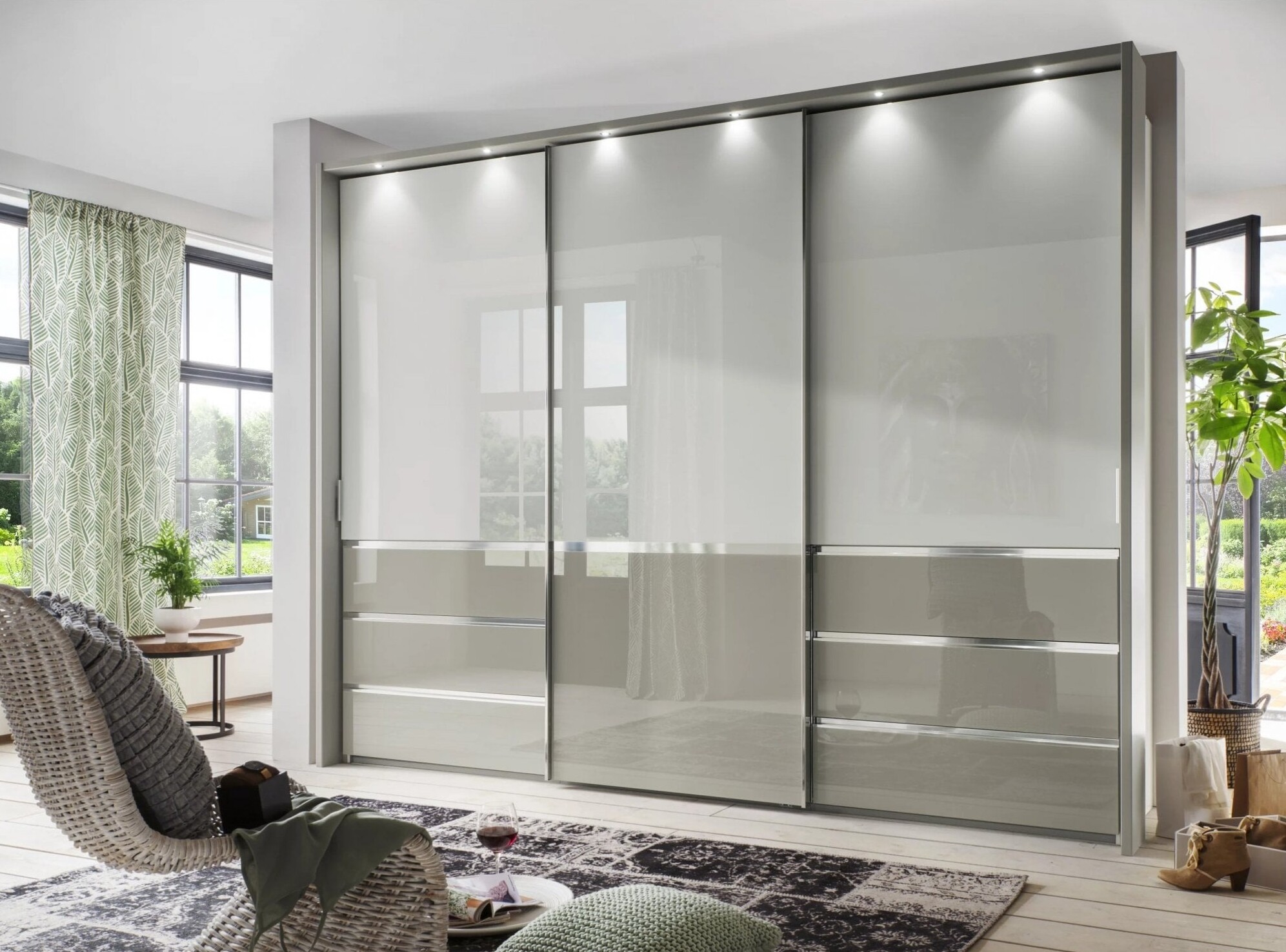 Thiết kế tủ quần áo kịch trần bóng gương màu sắc tinh tế