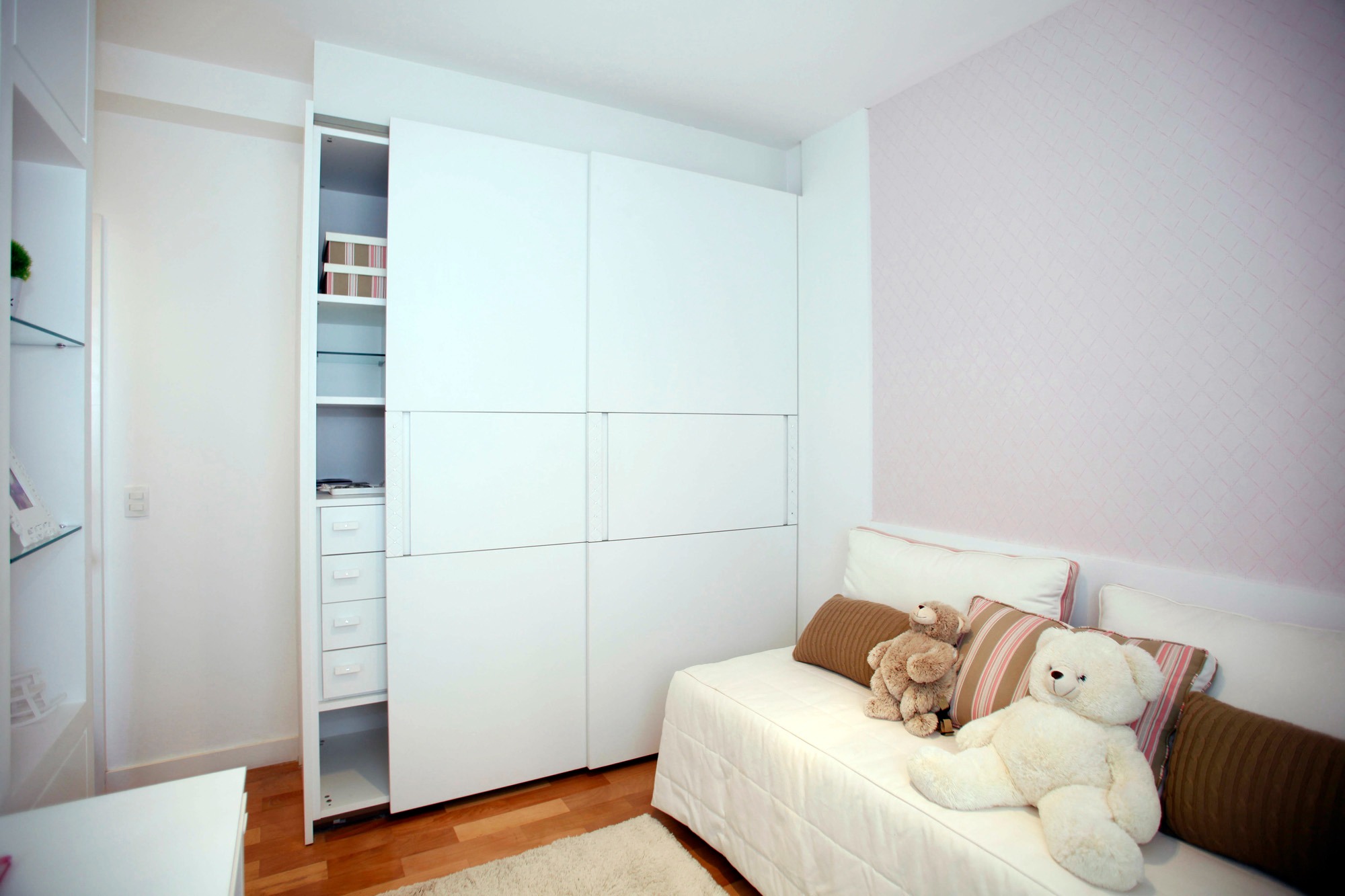 Thiết kế tủ quần áo màu trắng nhẹ nhàng cho bé gái