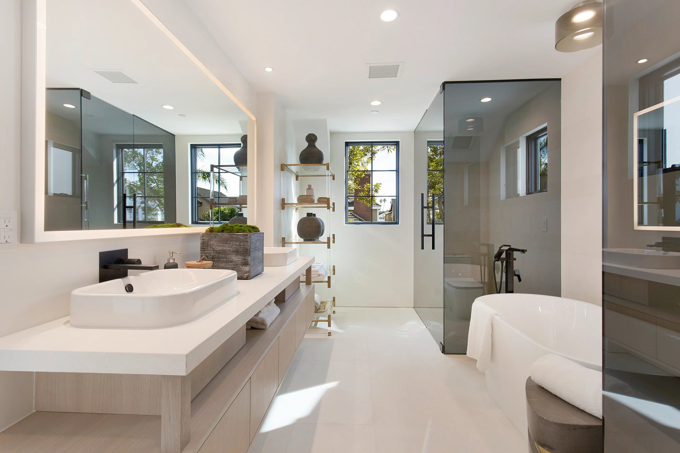 Thiết kế phòng tắm với màu trắng chủ đạo cho okking.con tươi mới (Nguồn: Sưu tầm)