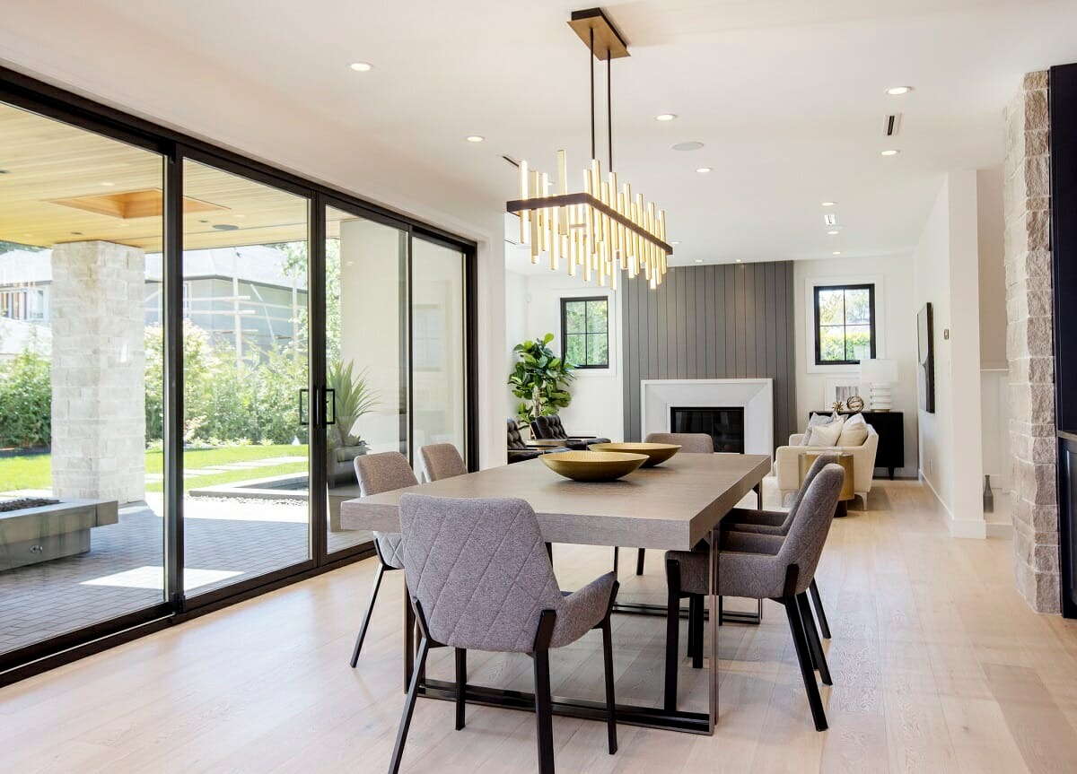 Mẫu phòng ăn sử dụng cửa kính tận dụng tối đa ánh sáng tự nhiên