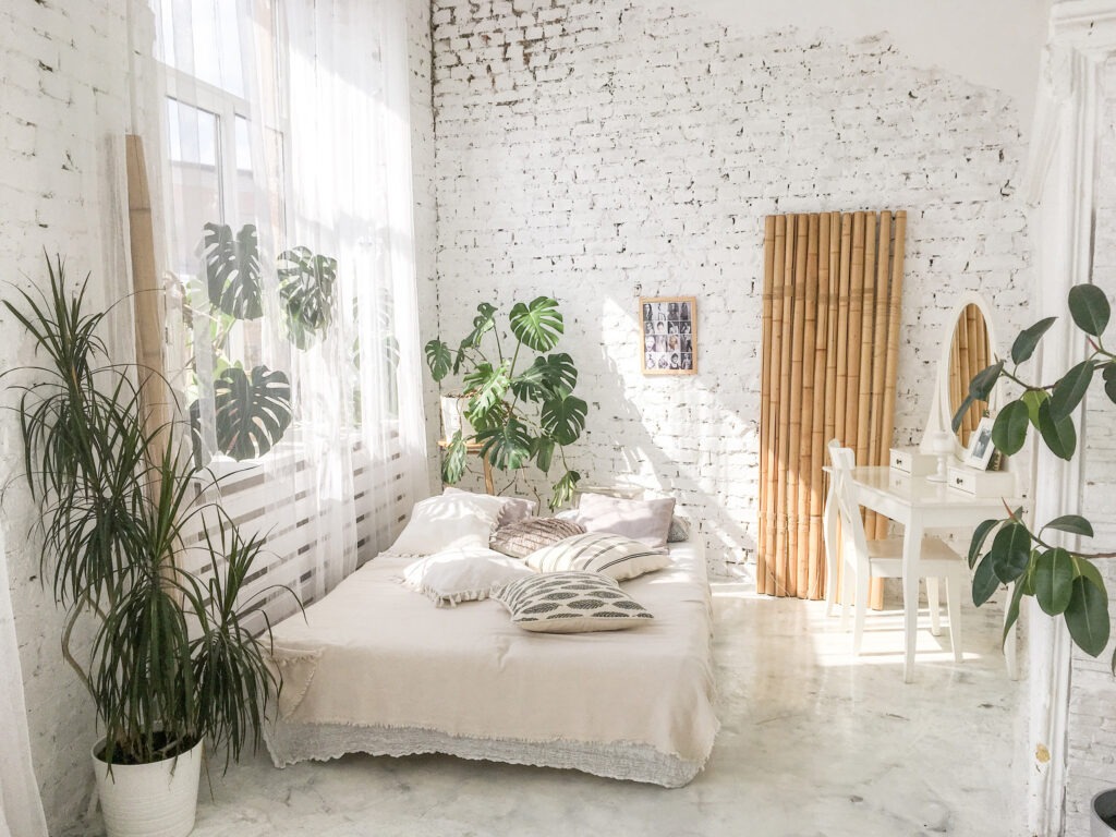 Mẫu okking màu trắng có bố trí cây xanh và cửa sổ tận dụng tối đa ánh sáng tự nhiên