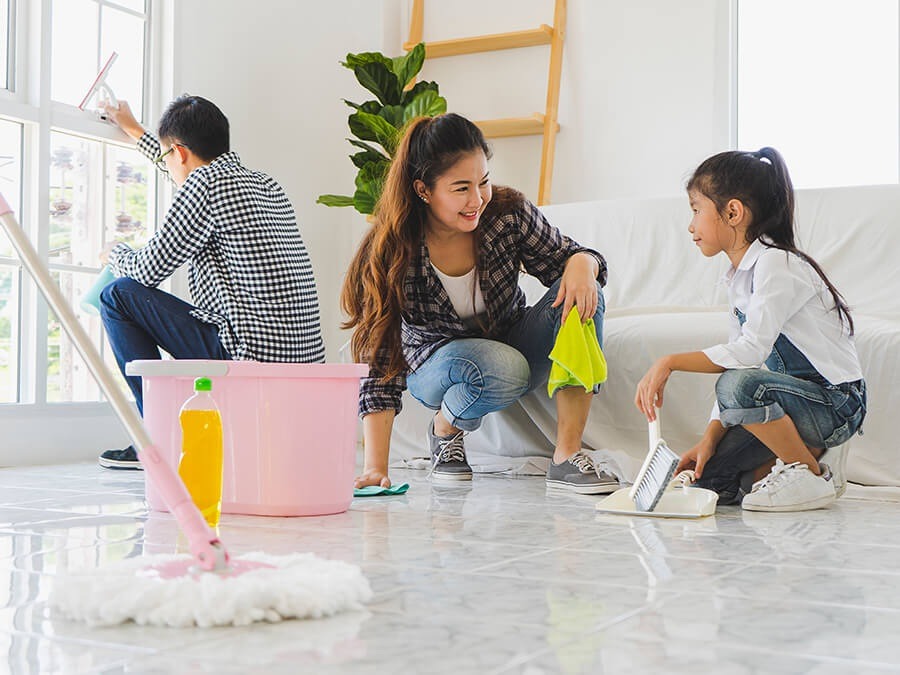 Cả gia đình cùng nhau dọn dẹp trước thềm năm mới (Nguồn: Sưu tầm)